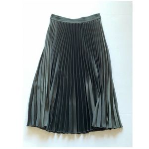 H&M green pleated midi skirt